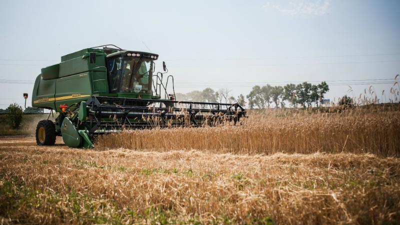 Украина не прекращает закупать удобрения в России, а вводит на них дополнительные пошлины