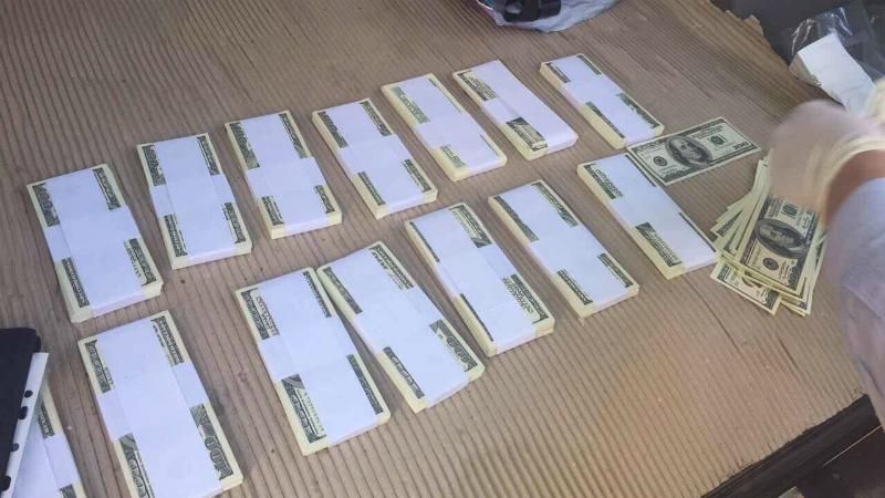 Співробітник НАБУ погорів на чималому хабарі: вимагав 300 тисяч за закриття справи Співробітник НАБУ погорів на чималому хабарі: вимагав 300 тисяч за закриття справи