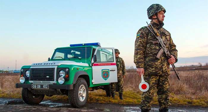 Прикордонники "відрізали" два села від України