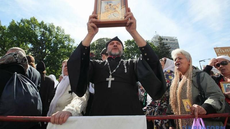 На мітингу Московського патріархату під Радою помітили священика з пачкою грошей