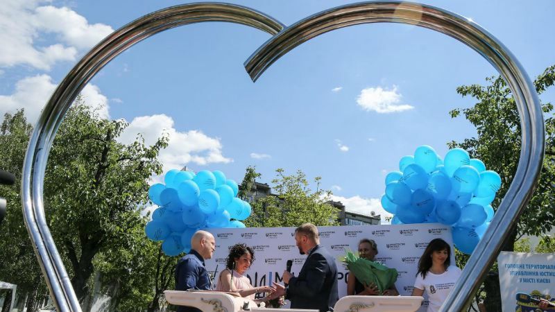 Сквер для шлюбних церемоній відкрили у Києві