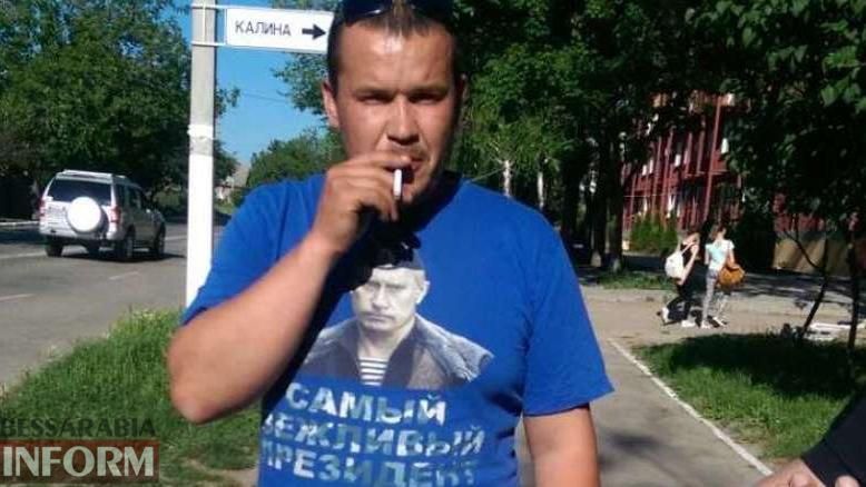 Боєць АТО змусив чоловіка зняти футболку з портретом Путіна: фотофакт