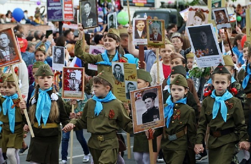 В окупованому Севастополі дітей погнали на військовий парад: відео