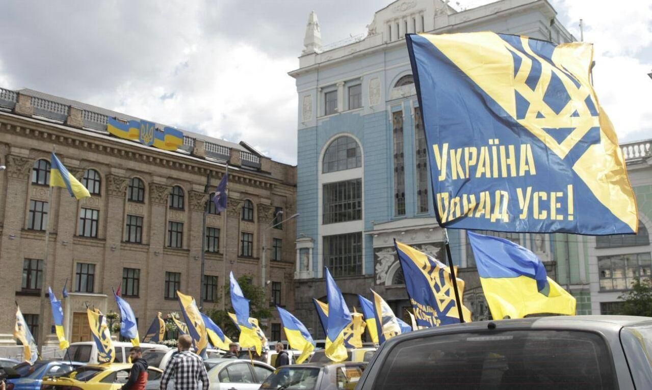 К дому Порошенко направились 80 автомобилей активистов К дому Порошенко направились 80 автомобилей активистов