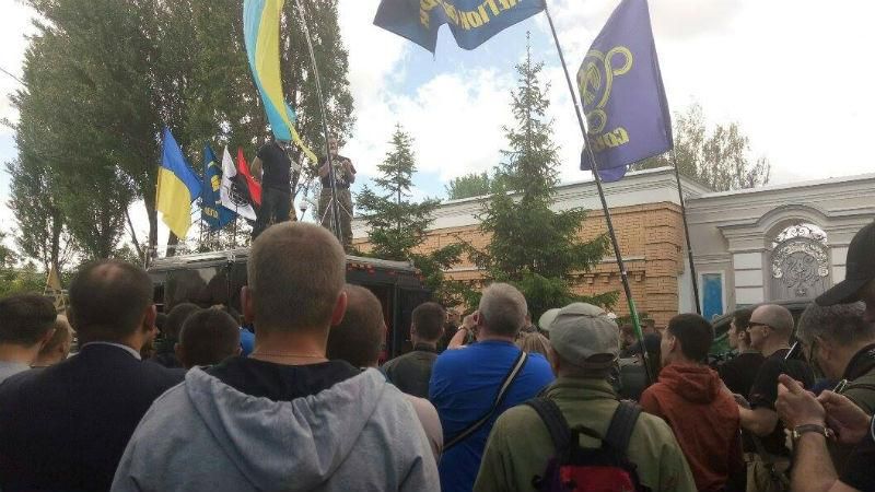 Националисты пикетируют имение Порошенко: фоторепортаж