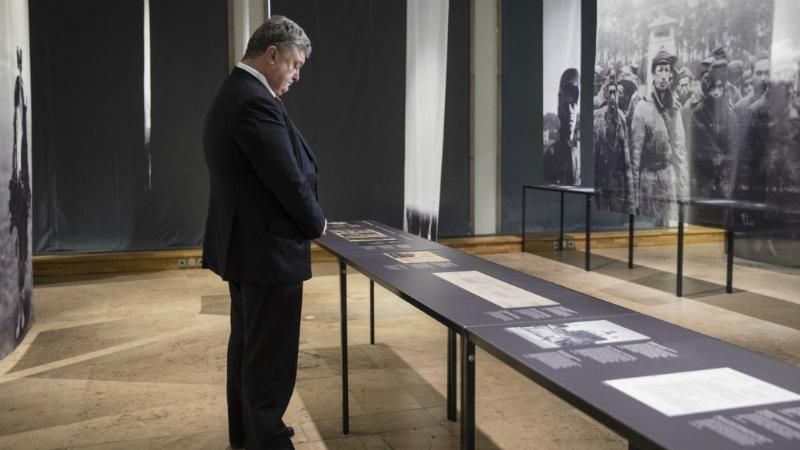 Порошенко в Германии почтил память украинских заключенных