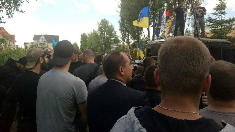 Що вимагали активісти під маєтком Порошенка Що вимагали активісти під маєтком Порошенка