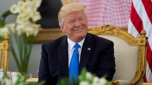 Трамп почав перше міжнародне турне: у Саудівській Аравії підписав важливу угоду