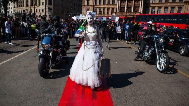 Сотни мужчин протестовали против насилия над женщинами в ЮАР Сотни мужчин протестовали против насилия над женщинами в ЮАР