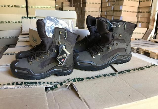 Бійці АТО не воюватимуть босоніж: на передову прямують тисячі пар взуття Бійці АТО не воюватимуть босоніж: на передову прямують тисячі пар взуття