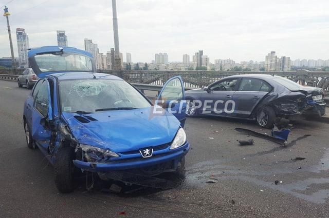 У Києві на мосту зіткнулися два автомобілі: є фото аварії