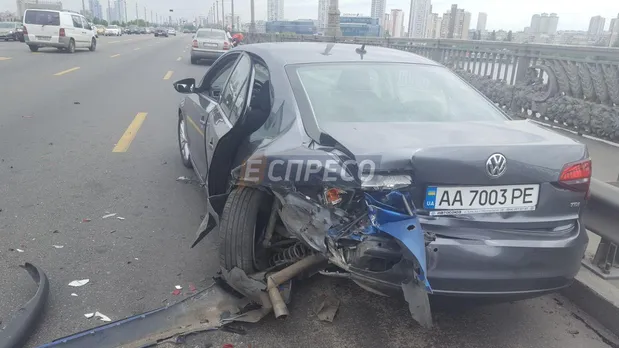 Внаслідок ДТП в Києві добряче постраждало авто Volkswagen