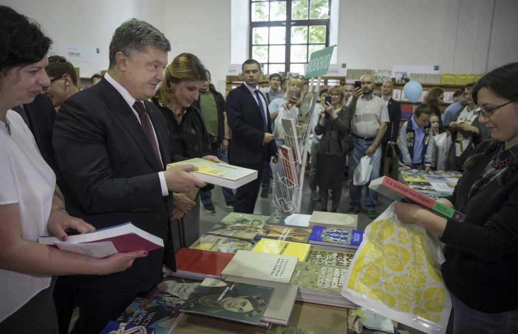 Порошенко розповів, якими книгами поповнив свою бібліотеку: фото