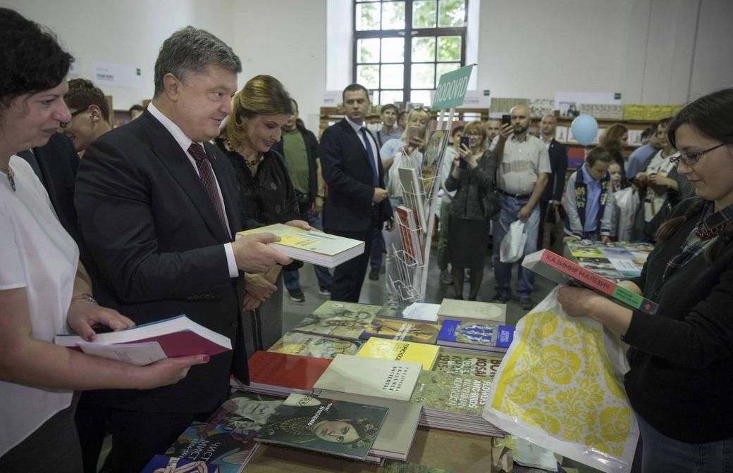 Порошенко рассказал, какими книгами пополнил свою библиотеку: фото Порошенко рассказал, какими книгами пополнил свою библиотеку: фото