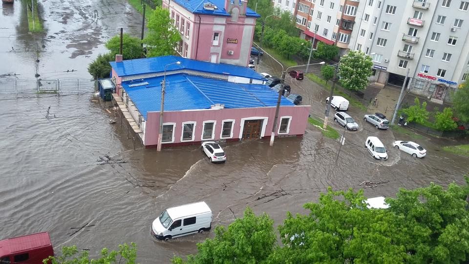 Львів перетворився на Венецію після шаленої зливи 