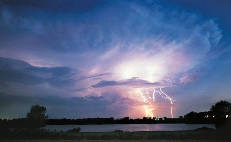 Блискавка вбила рибалку під Миколаєвом, – ЗМІ Блискавка вбила рибалку під Миколаєвом, – ЗМІ