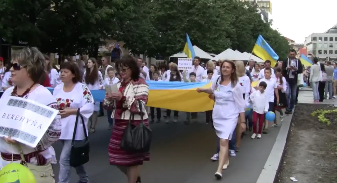 Масштабний марш вишиванок пройшов у країні ЄС Масштабний марш вишиванок пройшов у країні ЄС