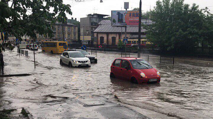 Во Львове в усиленном режиме ликвидируют последствия непогоды