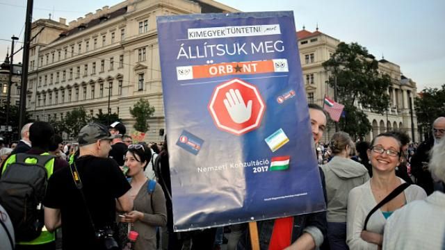 Многотысячные протесты в Будапеште: венгры протестуют против политики Виктора Орбана