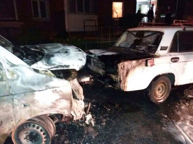 У Києві згоріли автомобілі У Києві згоріли автомобілі