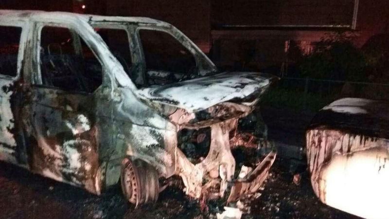 В Киеве вспыхнули сразу два пожара на парковках: появились фото выгоревших авто