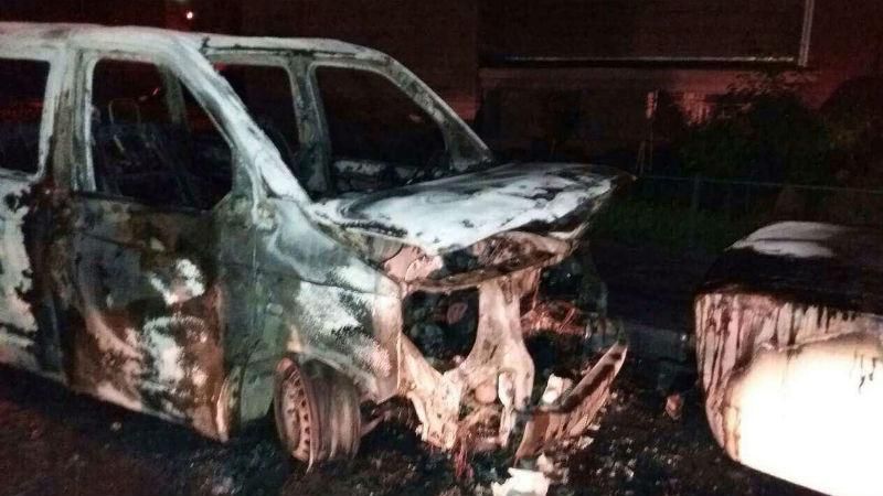 В Киеве вспыхнули сразу два пожара на парковках: появились фото выгоревших авто В Киеве вспыхнули сразу два пожара на парковках: появились фото выгоревших авто