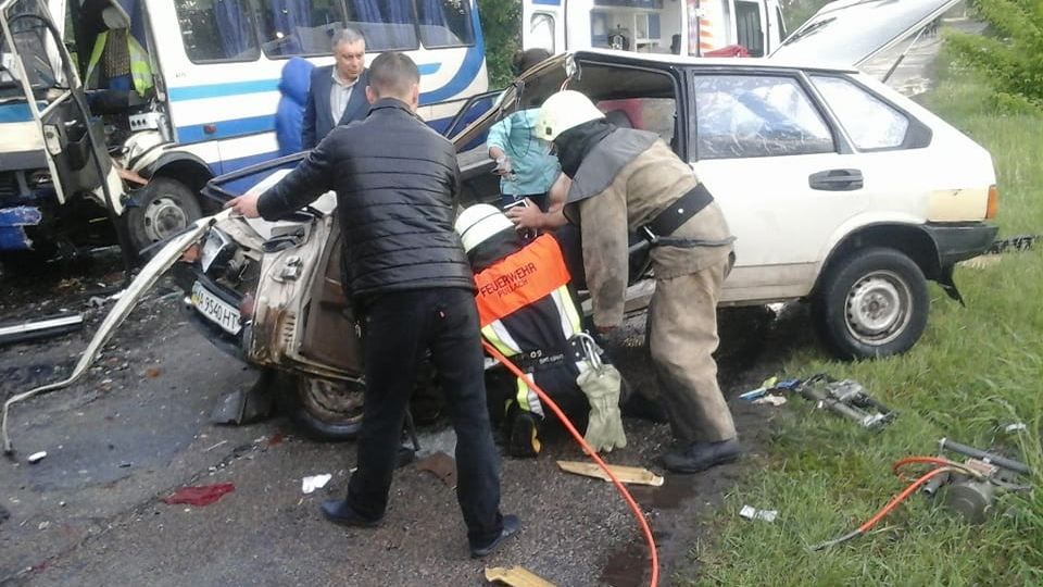 Аварія під Києвом: легковик влетів у автобус з пасажирами