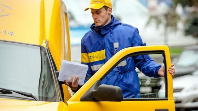 "Укрпочта" будет доставлять деньги с банковской карточки прямо на дом "Укрпочта" будет доставлять деньги с банковской карточки прямо на дом