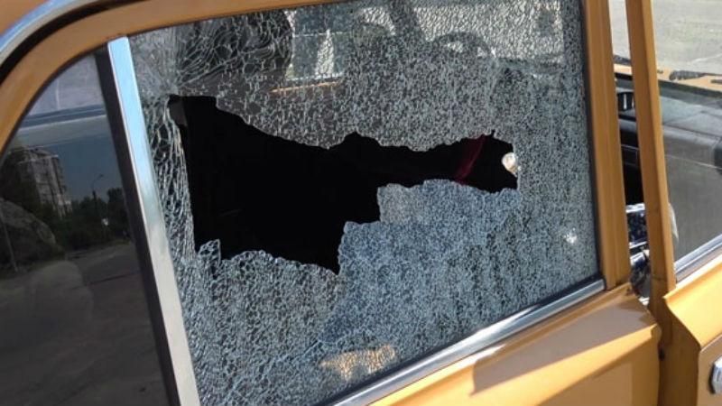 Пьяная компания устроила стрельбу по автомобилю, где находился ребенок Пьяная компания устроила стрельбу по автомобилю, где находился ребенок