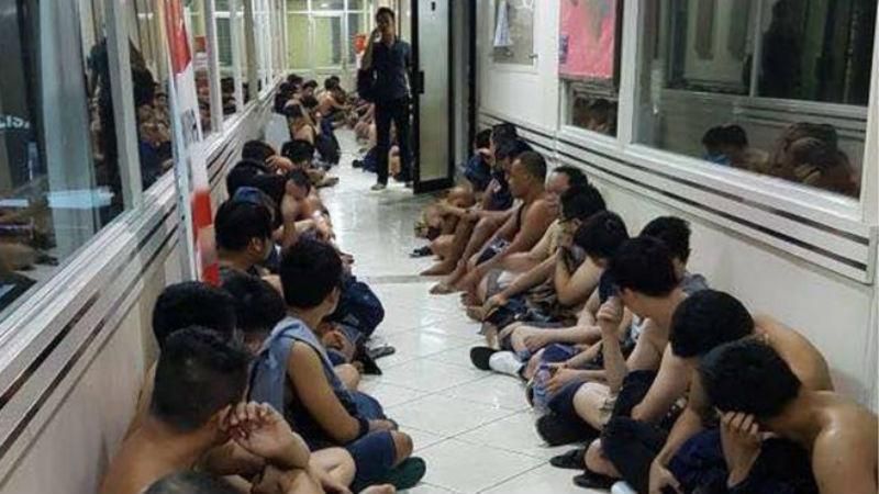 Поліція Індонезії затримала майже 150 людей за участь у вечірці ЛГБТ Поліція Індонезії затримала майже 150 людей за участь у вечірці ЛГБТ