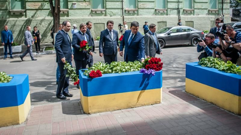 Взрыв в Манчестере: украинские министры принесли цветы к посольству Великобритании