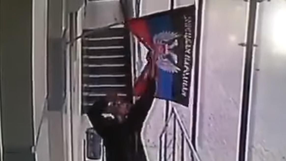 Мужчина сорвал флаг "ДНР" в оккупированном Донецке: красноречивое видео