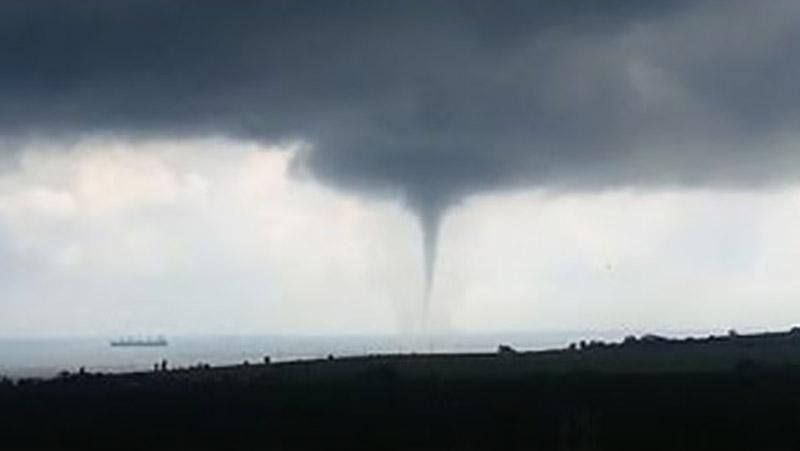 Страшный смерч пронесся над Одесской областью: фото Страшный смерч пронесся над Одесской областью: фото