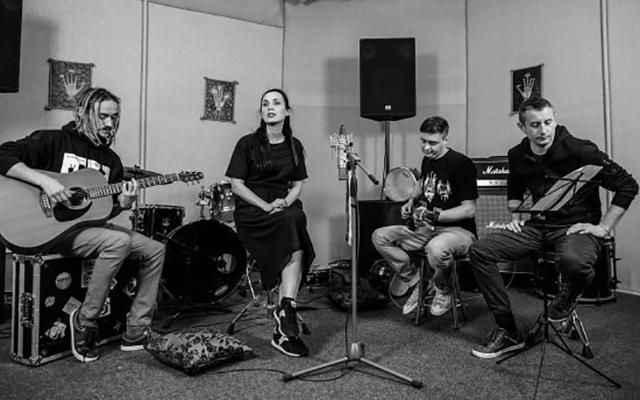 Волонтеры и художники собирают деньги для АТО с помощью будильника Волонтеры и художники собирают деньги для АТО с помощью будильника