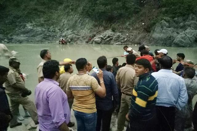 Автобус зірвався у провалля в Індії: є десятки загиблих Автобус зірвався у провалля в Індії: є десятки загиблих