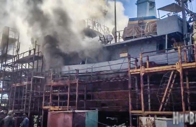 Український корабель загорівся в Миколаєві