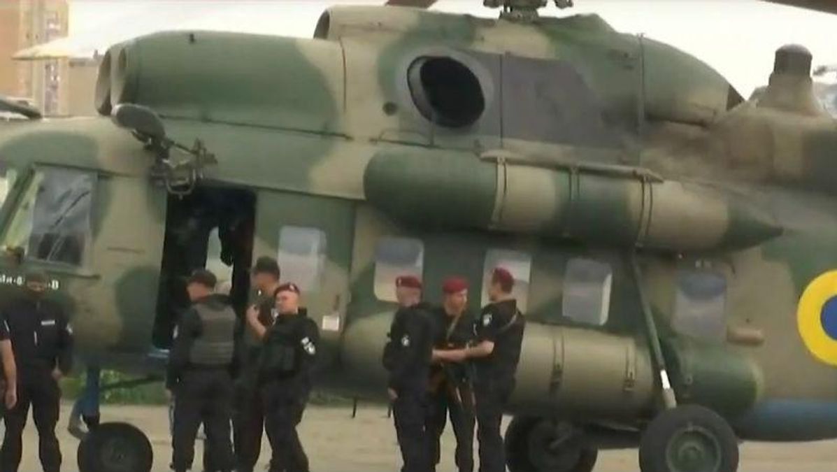 Наймасовіша спецоперація в Україні: затриманих доставили вертольотами: відео Наймасовіша спецоперація в Україні: затриманих доставили вертольотами: відео