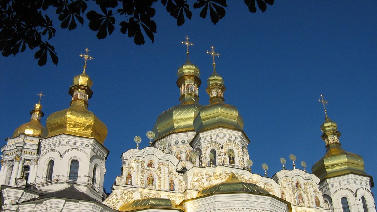 Сколько украинцев считают, что УПЦ является частью РПЦ: данные опроса