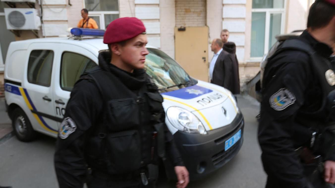 Як затриманих екс-чиновників доставляли до суду: з мигалками і перекритими вулицями Як затриманих екс-чиновників доставляли до суду: з мигалками і перекритими вулицями