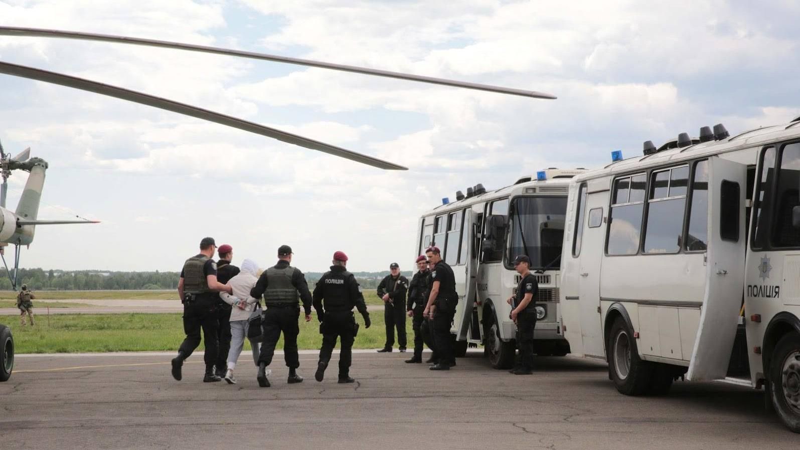 Как задержанных экс-чиновников Украины доставляли в суд Киева Как задержанных экс-чиновников Украины доставляли в суд Киева