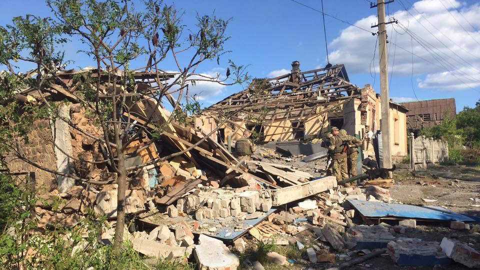 Как Авдеевка приходит в себя после обстрела вражескими "Градами" Как Авдеевка приходит в себя после обстрела вражескими "Градами"