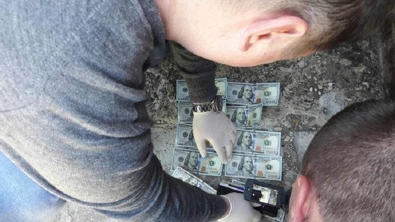 На Херсонщині фіскала викрили на хабарі: фото На Херсонщині фіскала викрили на хабарі: фото