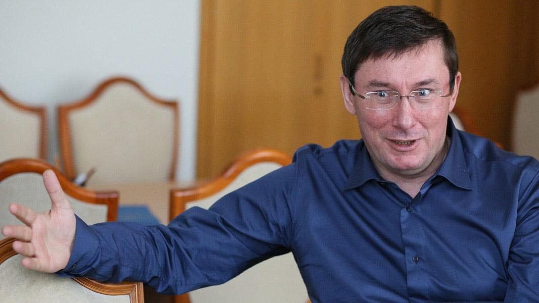 Звіт ГПУ: Луценко собою задоволений, а депутати збирають підписи за його відставку