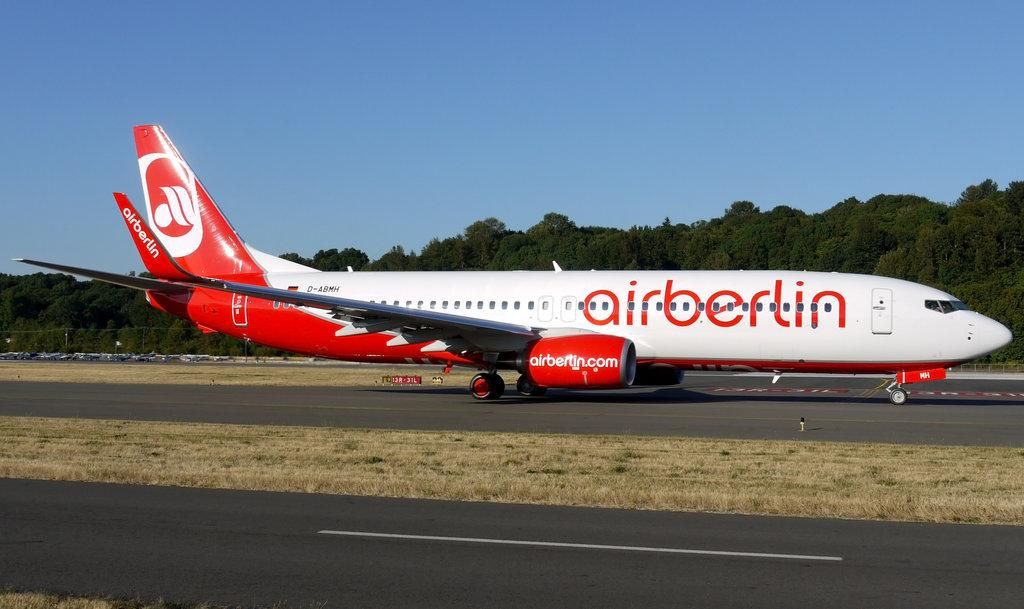 Пасажири під час посадки виявили дірку у корпусі німецького літака: фотофакт Пасажири під час посадки виявили дірку у корпусі німецького літака: фотофакт