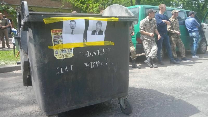 Неизвестные захватили кабинет главы Госгеонедр: под зданием палатки и мусорники