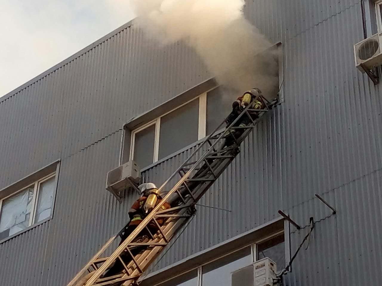 У Києві трапилася масштабна пожежа: опублікували фото та відео