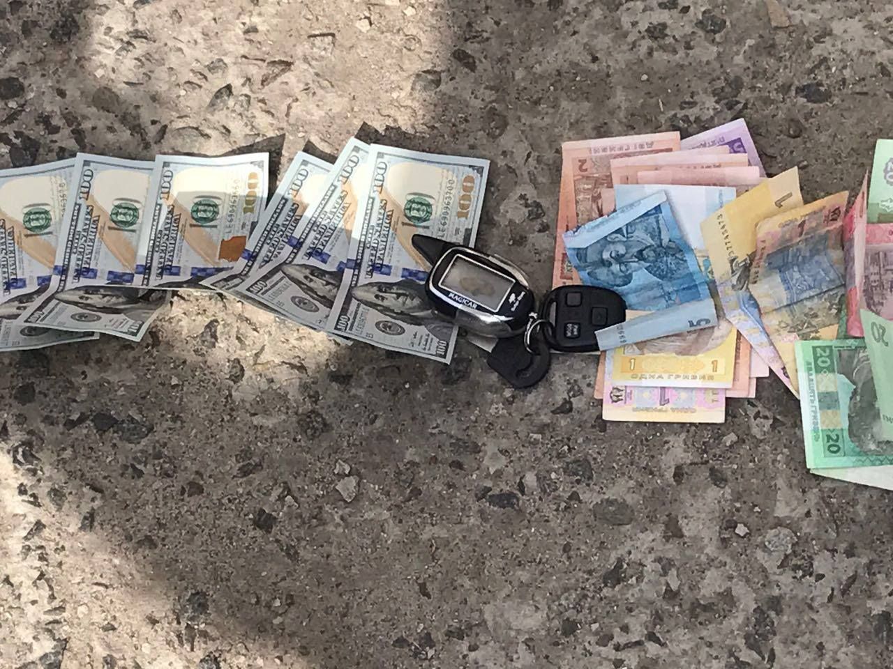 В Киеве поймали таможенников взяточников: фото задержания В Киеве поймали таможенников взяточников: фото задержания