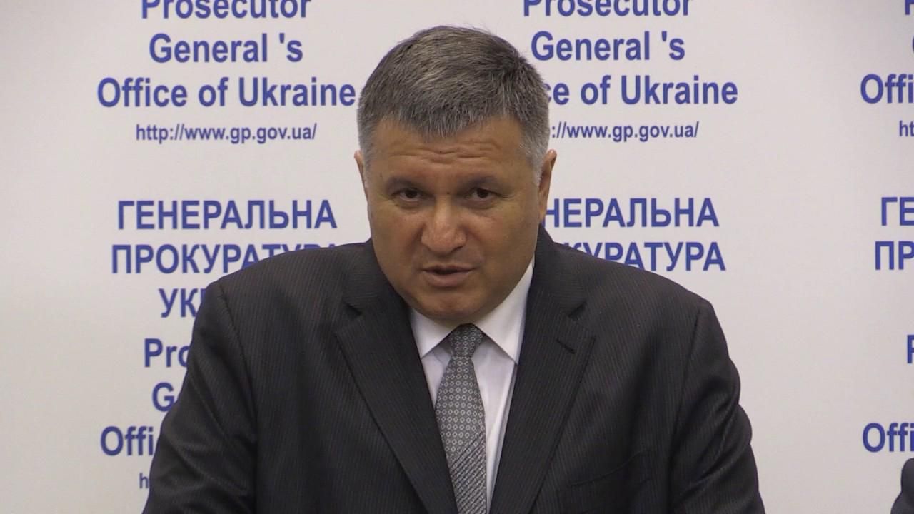 Люди втікали на машині та давали будь-які гроші, – Аваков про масове затримання екс-чиновників  