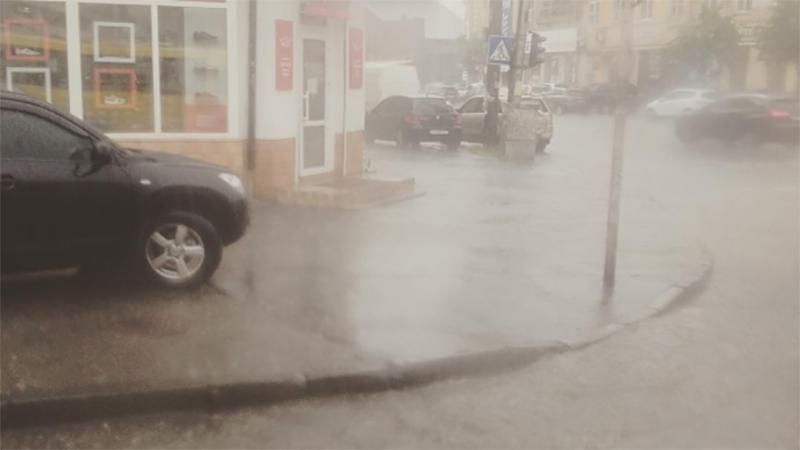 Київ накрила потужна злива: машини тонуть 