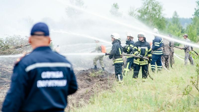 Рятувальники провели навчання з гасіння лісових пожеж: з'явились видовищні фото та відео